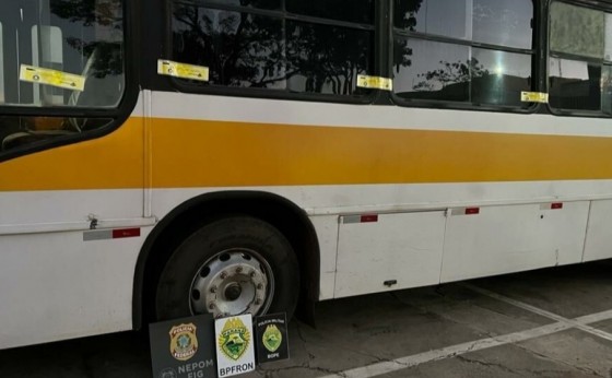 Missal: Ônibus carregado com caixas de cigarro é apreendido as margens do lago de Itaipu