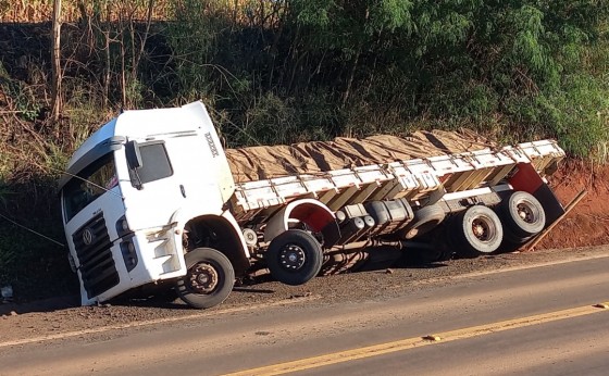 Missal: Pneu estoura e caminhão cai em canaleta na rodovia PR 495