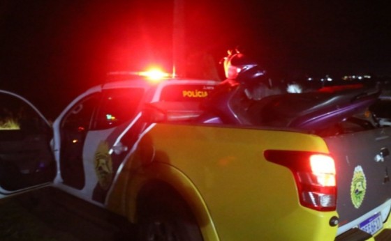 Missal: Poste caído na pista provoca acidente entre carro e moto na Linha São João
