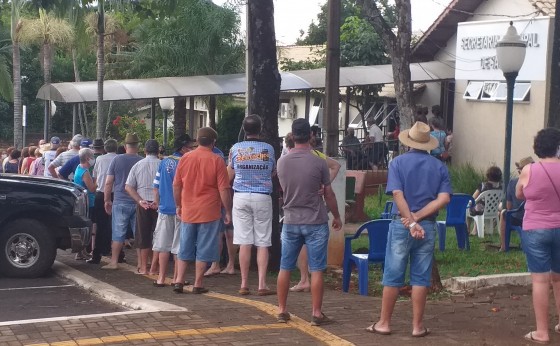 Missal registra aglomeração de idosos em fila para retirada de senha para vacina contra Covid-19