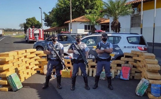 Missal/São Paulo: Polícia apreende mais de uma tonelada de maconha em fundo falso de caminhão