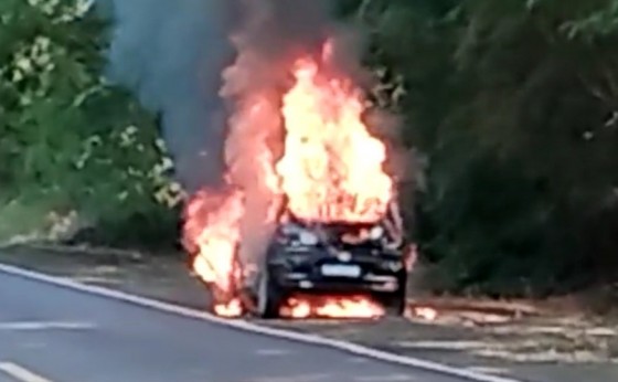 Missal: Veículo é consumido pelo fogo na rodovia PR 495, próximo ao Portão Ocoí