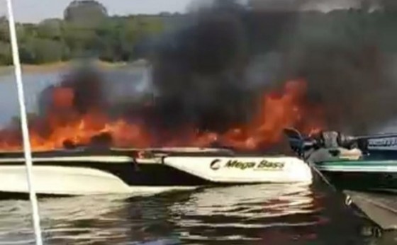 Mistério: Do nada, lancha pega fogo depois de sair das Marinas Santa Helena. Há feridos