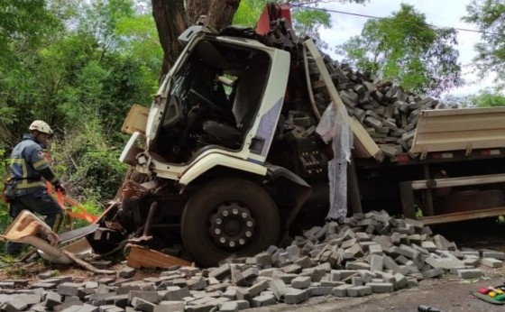 Morador de Itaipulândia fica preso às ferragens de caminhão em acidente na PR 497