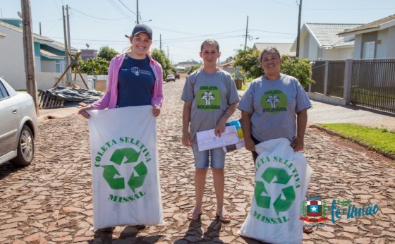 Moradores de Missal estão recebendo Bolsas de Ráfia / Veja o Cronograma de Recolha de Recicláveis