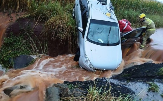 Moradores de Missal são resgatados após grave acidente na PR 497