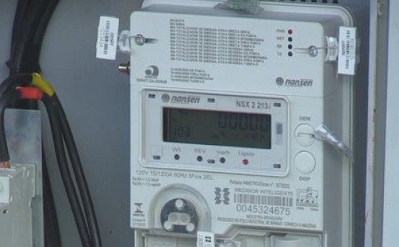 Moradores reclamam e contestam aumentos na conta de luz depois da mudança dos novos medidores