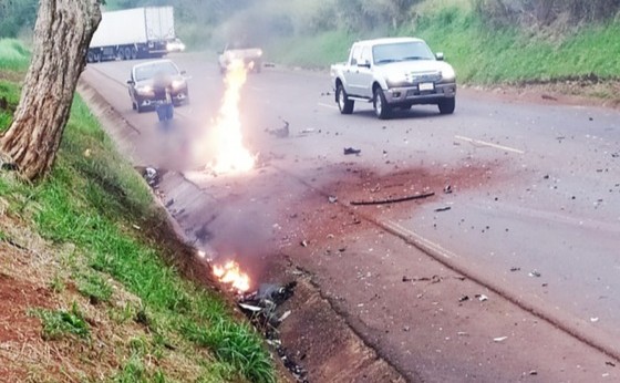 Moto com placa de Medianeira explode e piloto morre após colisão com caminhão na PR-585