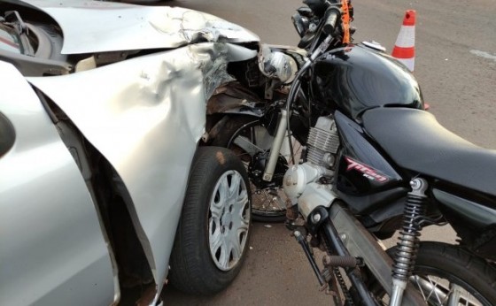 Moto 'crava' em carro e adolescente de 16 anos fica ferido em acidente no centro de Santa Helena