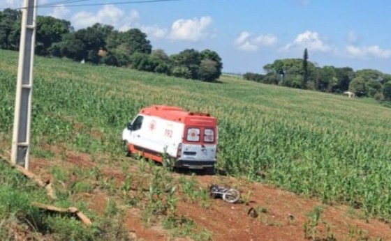 Motociclista passa reto na curva e sai da pista na entrada de Missal