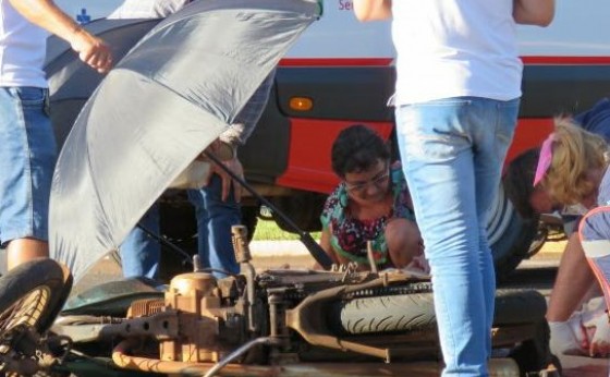 Motociclista tem perna dilacerada ao colidir moto em colheitadeira na PR 488 em Santa Helena