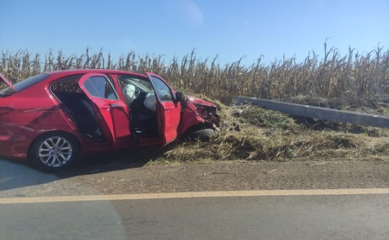 Motorista derruba poste na rodovia 497, entre Itaipulândia e São Miguel do Iguaçu