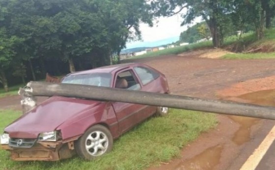 Motorista embriagado derruba poste e deixa rodovia interditada em Agro Cafeeira