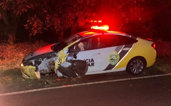 Motorista embriagado é preso depois de bater carro contra veículo da Polícia Militar, no Paraná