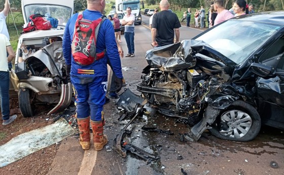 Motorista morre e mulher fica gravemente ferida em colisão frontal na PR495 em Missal