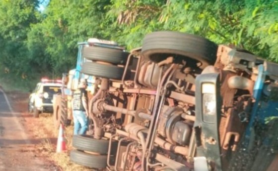 Motorista morre em grave acidente com tombamento de caminhão na PR-495 em Missal