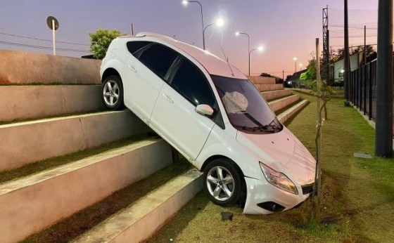 Motorista perde o controle da direção e abandona veículo após invadir praça em Santa Helena