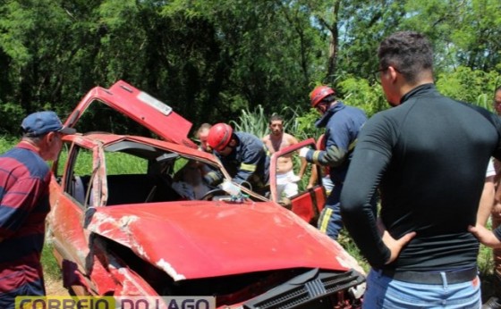 Mulher e criança ficam feridas após capotamento na PR 488 em Santa Helena