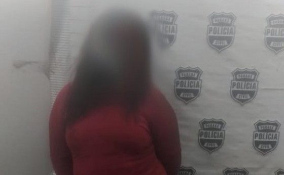 Mulher é presa após danificar bar, agredir pai cadeirante e ferir vizinho com machado