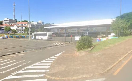 Mulher entra em carro de desconhecido para tentar fugir de agressões do companheiro, no Paraná