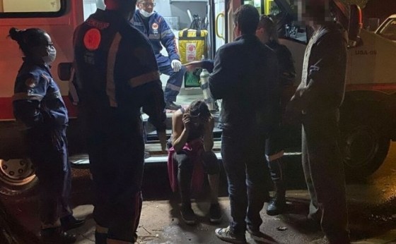 Mulher leva paulada na cabeça e é socorrida em bar na Avenida Brasil em Santa Helena