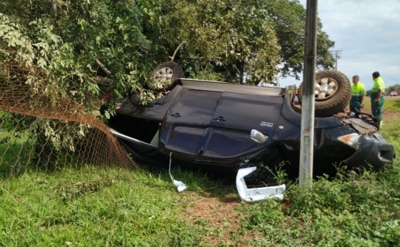 Mulher perde controle da direção, derruba árvore e capota Hilux na BR 277, em São Miguel do Iguaçu