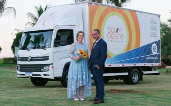 Noiva chega ao próprio casamento dirigindo um caminhão e viraliza