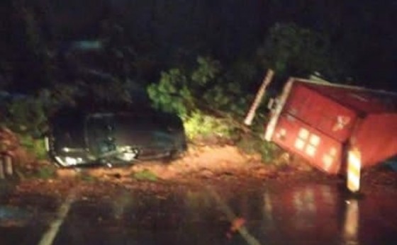 Nova queda de barreiras bloqueia totalmente BR-376 entre Paraná e Santa Catarina