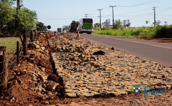 Obras do Recuo com pavimentação poliédrica no acostamento da PR 495 estão em andamento