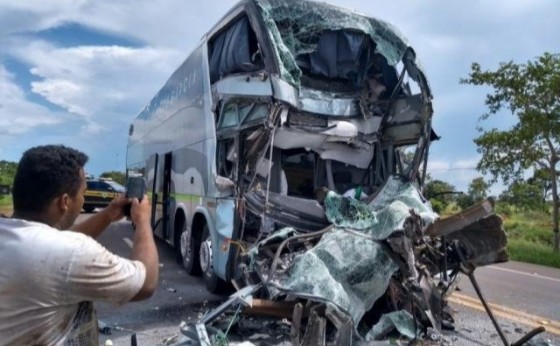 Ônibus bate na traseira de bitrem de Missal