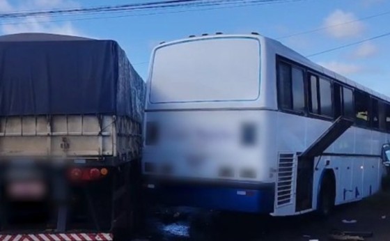 Ônibus com 36 passageiros é atingido por caminhão e deixa vários feridos na BR 277