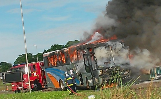 Ônibus fica parcialmente destruído em incêndio na BR 277 em Medianeira