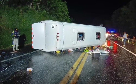 Ônibus que ia do litoral de SC ao Paraguai tomba na BR-277 e deixa vítimas
