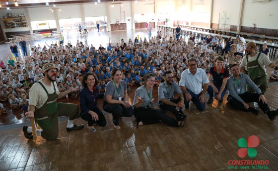 Parceria entre Administração Municipal e Sicredi proporcionou 03 momentos do Teatro Poupedi