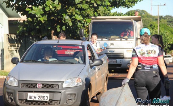 Participantes do Arrastão contra a dengue em Missal comemoram o material recolhido com a ação