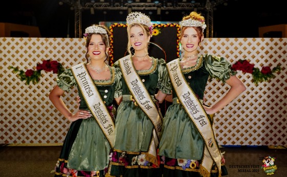 Paula Sbabo Jank é eleita rainha da  22ª Deutsches Fest
