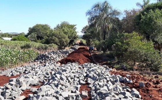 Pavimentação Poliédrica em Estrada Rural de Missal iniciou nesta semana