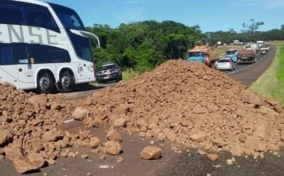 Pedras são colocadas sobre parte da BR 277 em Céu Azul