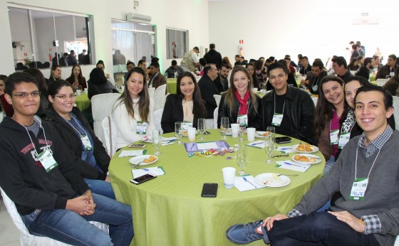 Pelo apoio a jovens empreendedores, Sicredi recebe homenagem