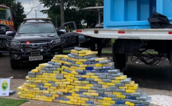 PF e PM apreendem 470 kg de cocaína em fundo falso de piscinas em Medianeira e Foz