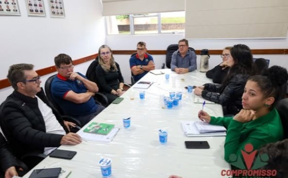 Plano de Contratações Anuais é discutido em reunião com secretários municipais em Missal