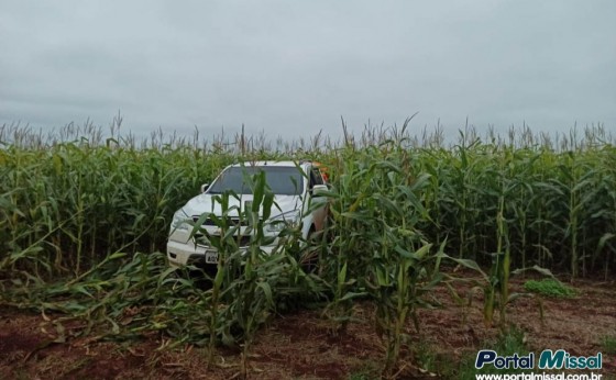 PM apreende caminhonetes carregadas com cigarros contrabandeados no interior de São Miguel