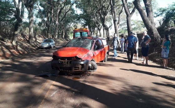 Pneu estoura e veículo capota na PR 497