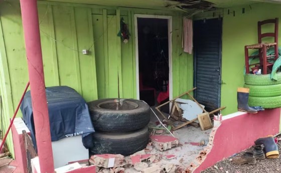 Pneus se soltam de caminhão, invadem varanda de casa, e por pouco não atingem morador no Paraná