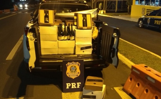 Polícia apreende 440 garrafas de vinho argentino que eram transportadas em caminhonete na BR-277