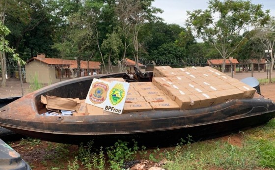 Policiais Militares apreendem F4000 e embarcação carregados com cigarros paraguaios na região