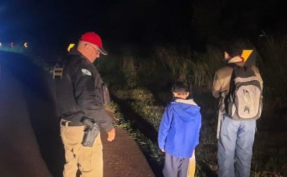 Policiais Rodoviários resgatam crianças caminhando sozinhas em rodovia durante a madrugada
