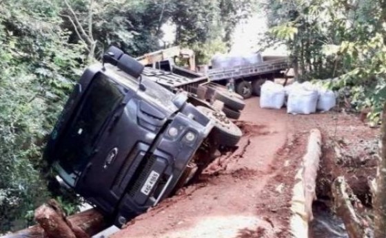 Ponte de madeira cede e caminhão fica pendurado