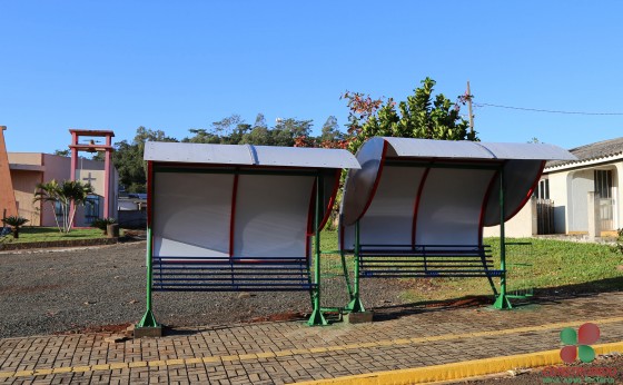 Pontos de ônibus são instalados em Missal