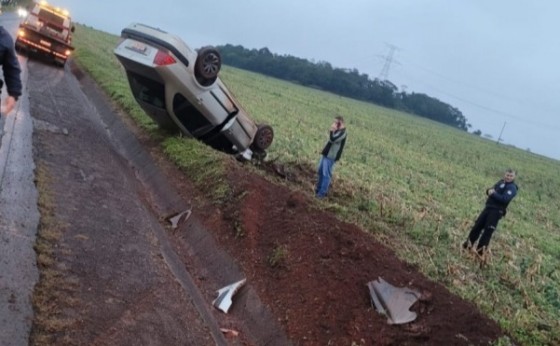 PR 497: capotamento é registrado em São Miguel do Iguaçu na estrada da prainha